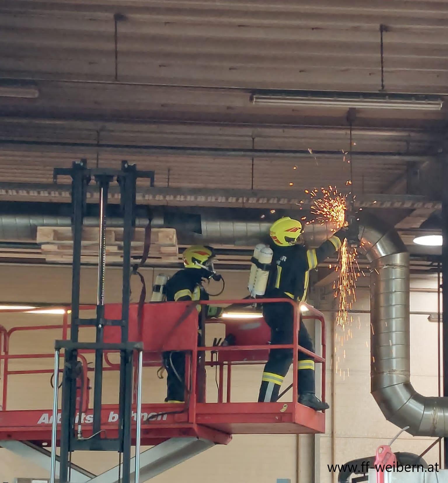 Brandverdacht in metallverarbeitendem Betrieb