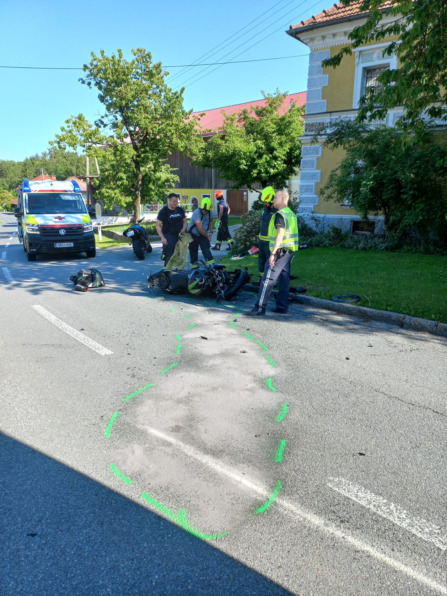 Aufräumarbeiten nach einem Verkehrsunfall in Untermeggenbach
